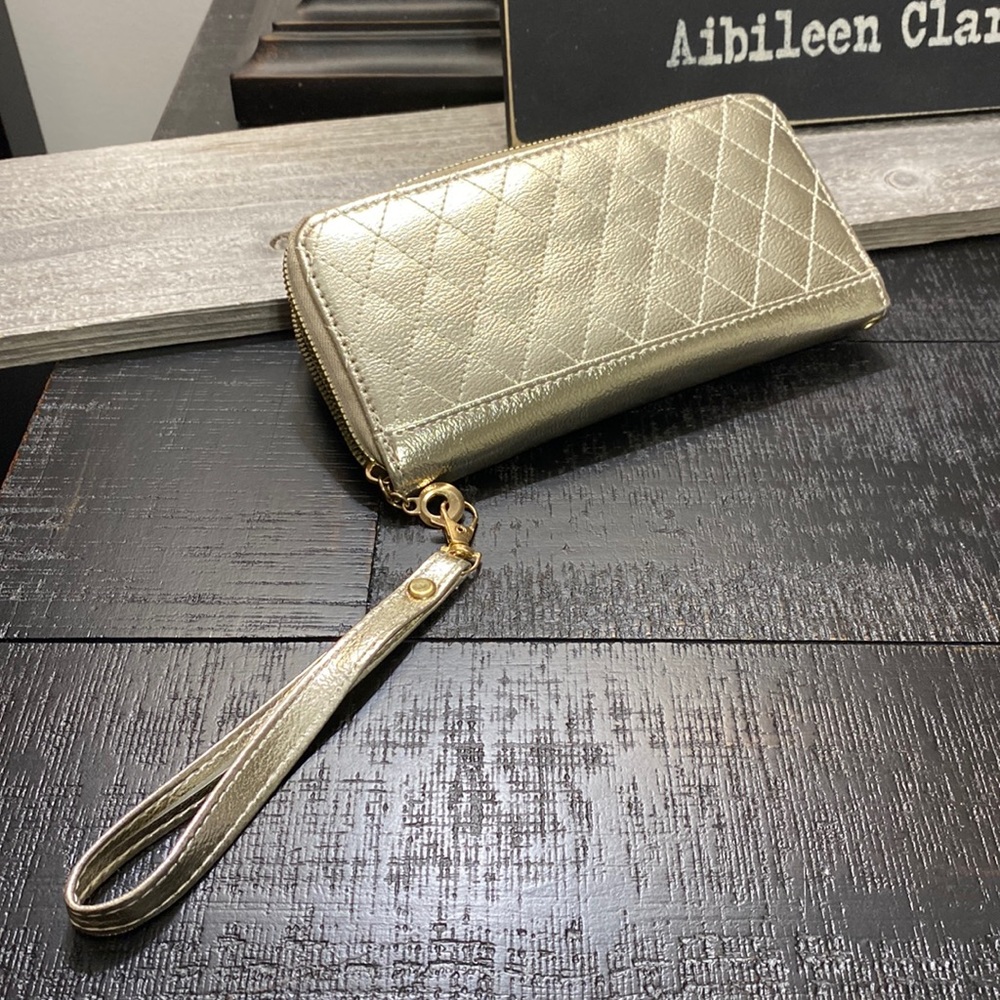 NEW! Champagne Tatum Quilted Wristlet Wallet!! - Picture 1 of 7